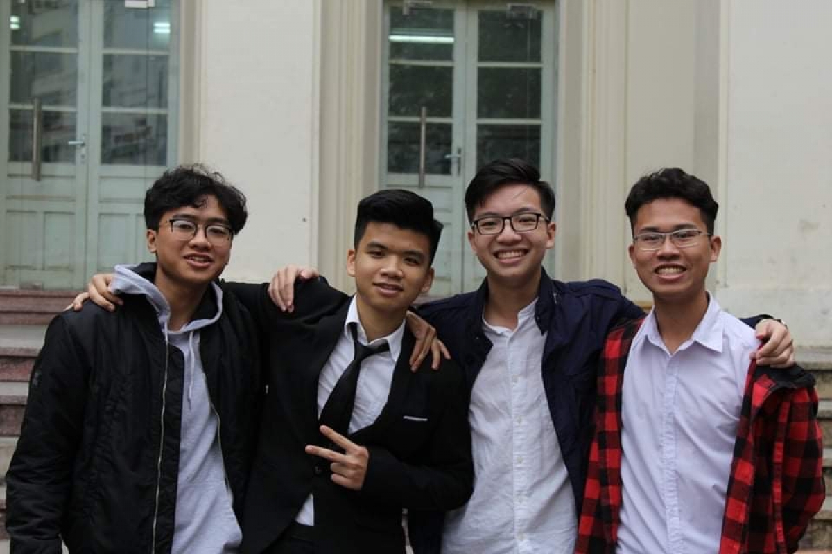 Phạm Tuấn Minh (Bạn trẻ thứ 2 phía bên phải ảnh): Du học chỉ còn là vấn đề thời gian