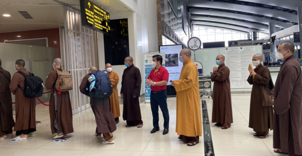 Hòa thượng Thích Thanh Nhiễu tiễn 10 sư tăng Nam Định tình nguyện vào Nam hỗ trợ chống dịch đợt đầu tiên - Ảnh: Giáo hội Phật giáo Việt Nam