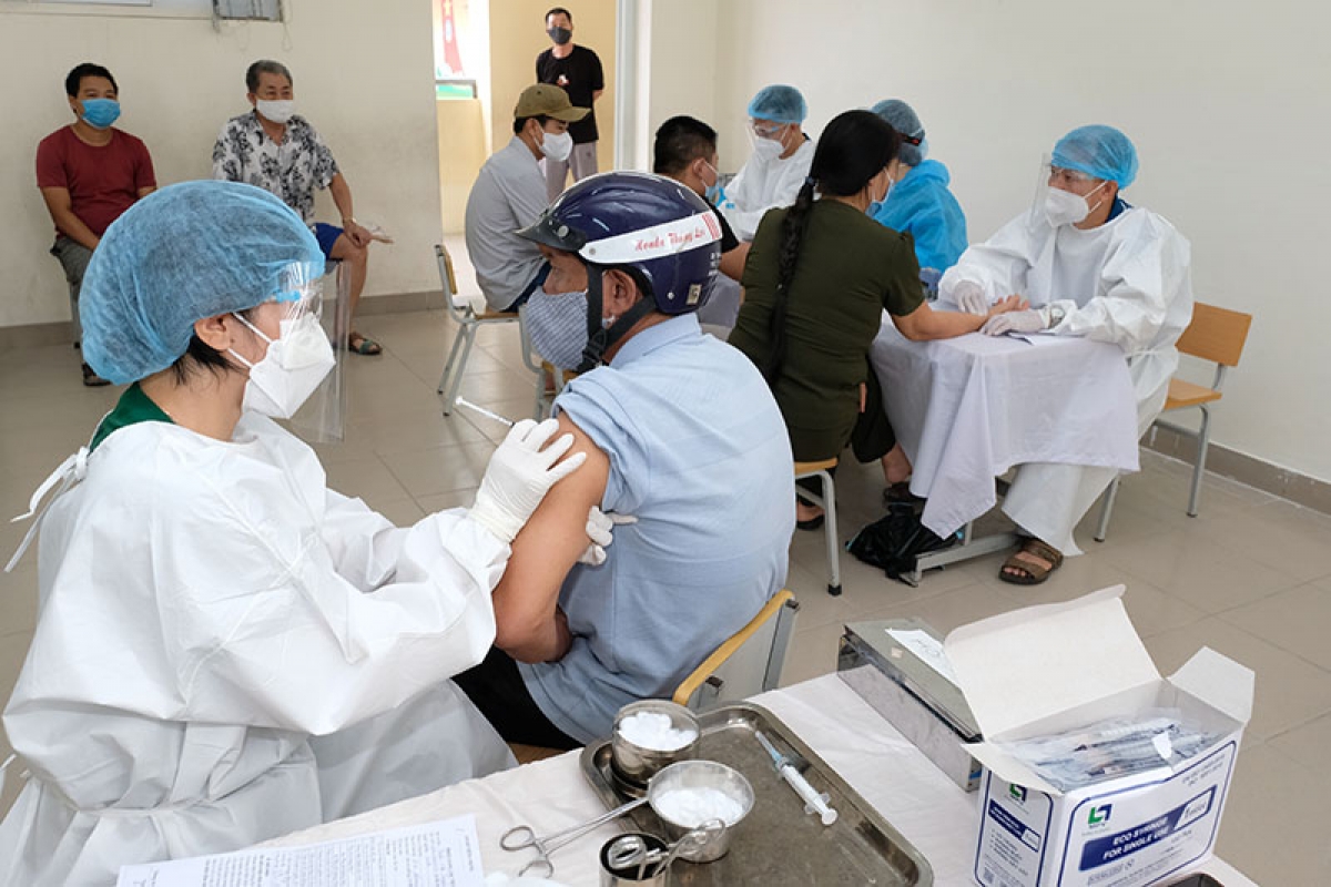 Tiêm vaccine Covid-19 cho người dân ở Hà Nội