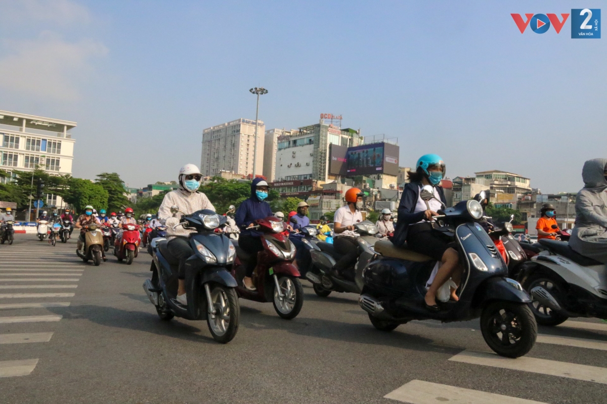 Ngã 6 Xã Đàn, Ô Chợ Dừa lưu lượng giao thông đông, các phương tiện di chuyển thuận lợi, không xảy ra ùn tắc.