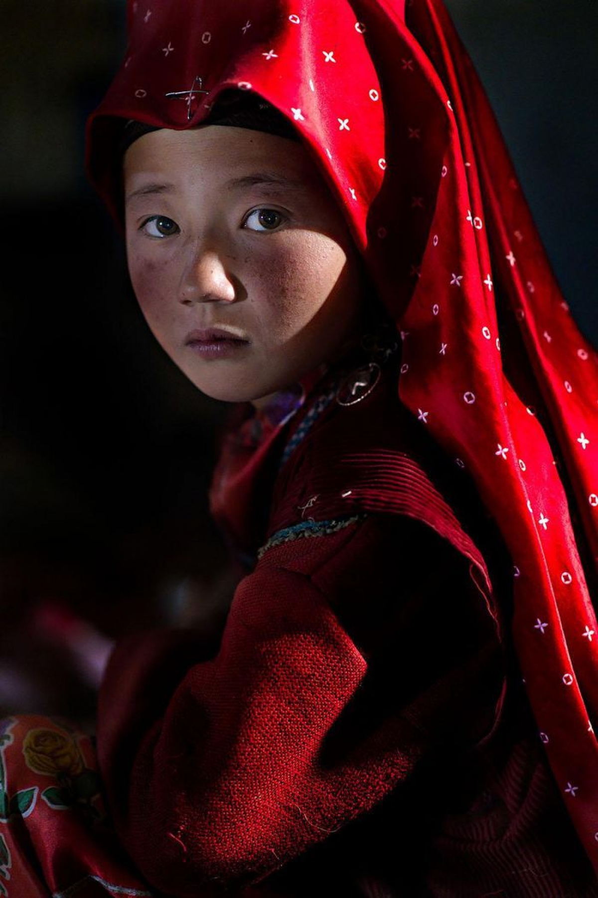 Bức ảnh chụp người phụ nữ trong trang phục đỏ truyền thống ở vùng núi cao Afghanistan: "Họ sống trong khói bụi của những sa mạc nhưng dường như là nữ hoàng", nhiếp ảnh gia Nicola Ducati viết
