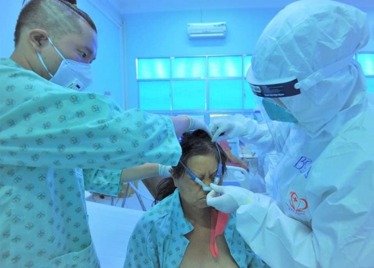 Hà Ngọc Trường đang phụ các y bác sĩ chăm sóc bệnh nhân tại
Bệnh viện điều trị Covid-19 Củ Chi