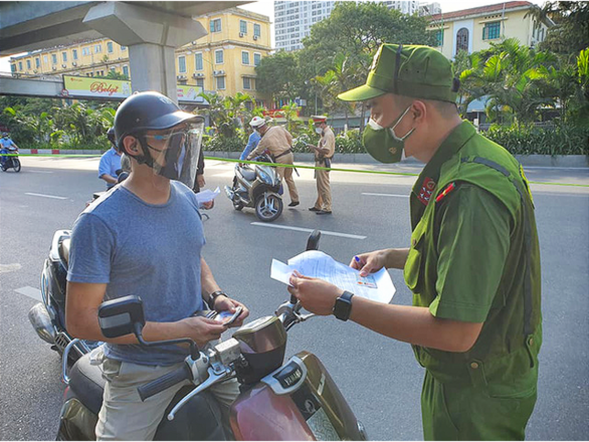 Cảnh sát kiểm tra giấy đi đường của người tham gia giao thông