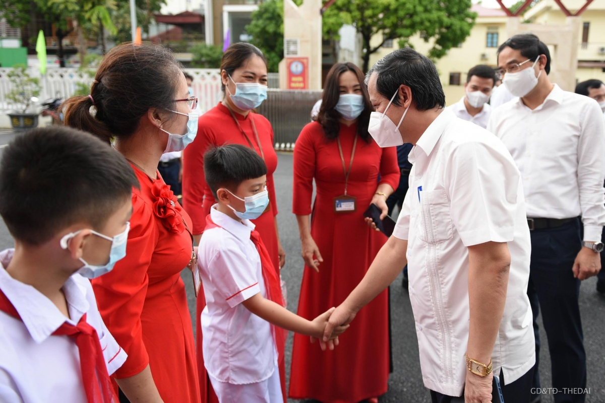 Bộ trưởng Nguyễn Kim Sơn thăm và động viên học sinh, giáo viên trong năm học 2020-2021