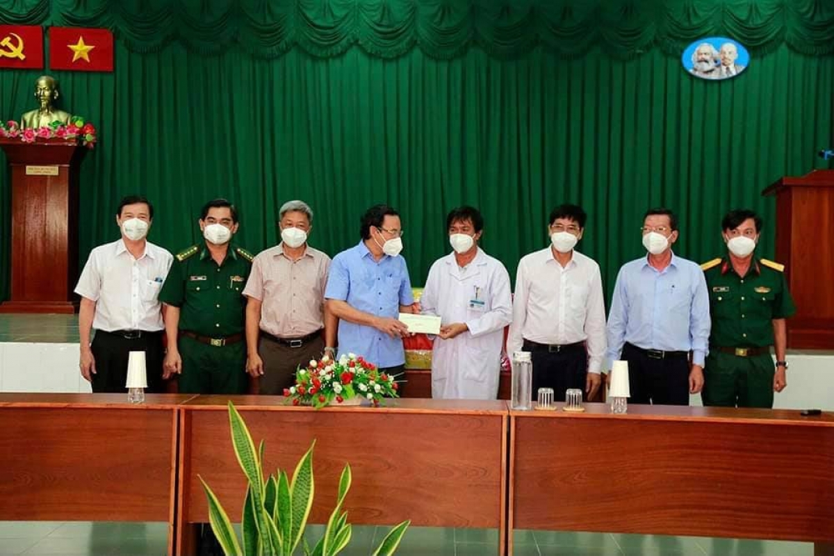 Lãnh đạo TP Hồ Chí Minh và Bộ Y tế tặng quà cho Bệnh viện điều trị COVID-19 Cần Giờ
