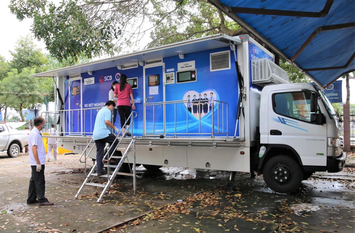  Sở Y tế Tiền Giang tiếp nhận 2 xe xét nghiệm lưu động phục vụ công tác phòng chống dịch Covid-19