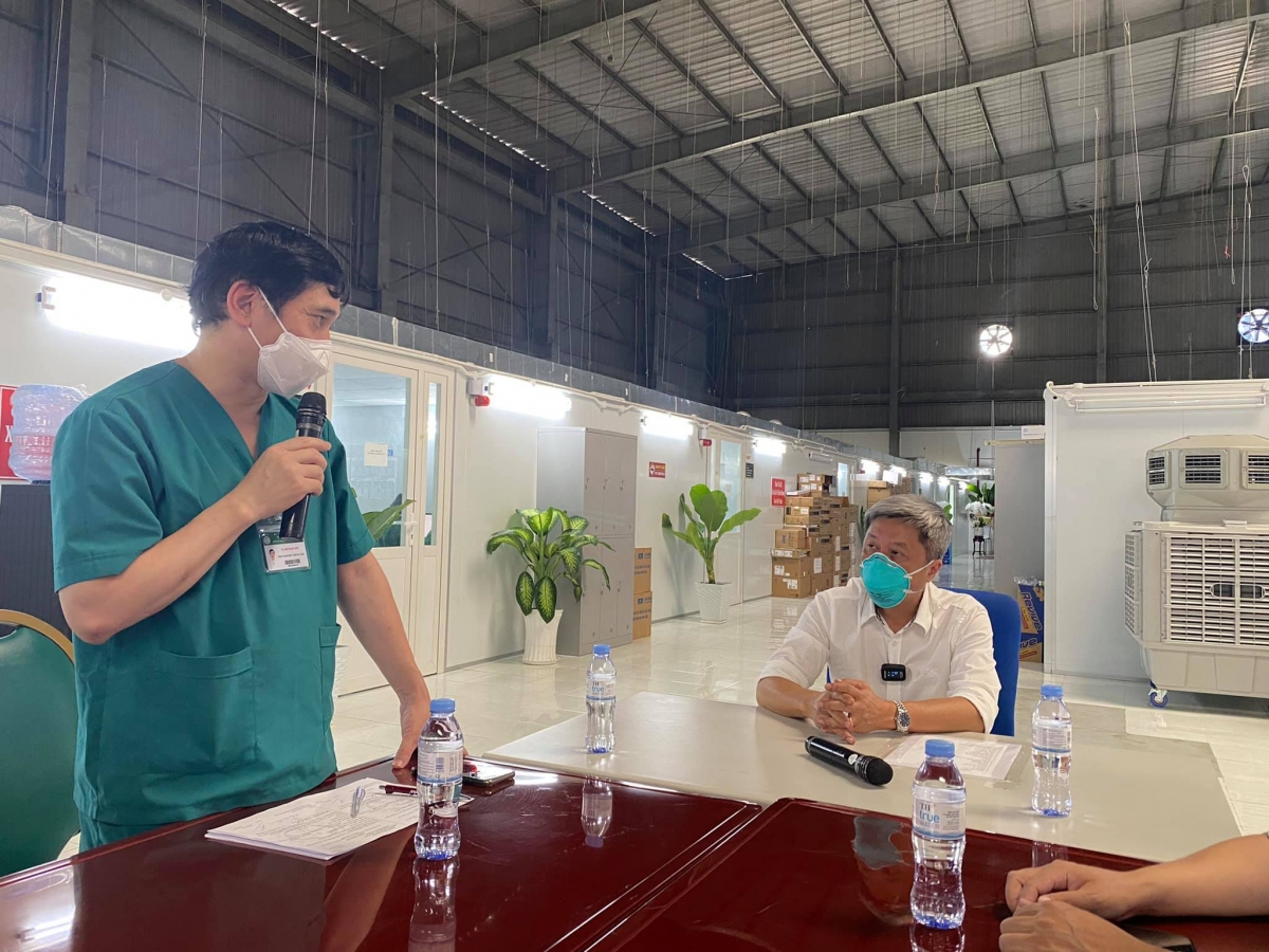 Thứ trưởng Bộ Y tế Nguyễn Trường Sơn cùng Đoàn công tác thăm, làm việc tại BV Bạch Mai, BV dã chiến số 16 trong sáng nay (22/9).