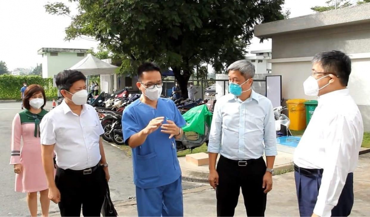 Thứ trưởng Nguyễn Trường Sơn thăm Trung tâm ICU của BV ĐH Y Dược TP HCM