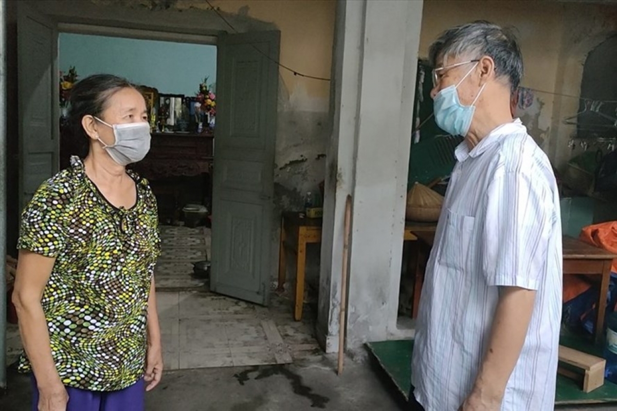 Ông Hoàng Xuân Thu thăm hỏi gia đình bà Phạm Thị Tuyết - hộ cận nghèo phường Vạn Hương (Đồ Sơn, Hải Phòng)