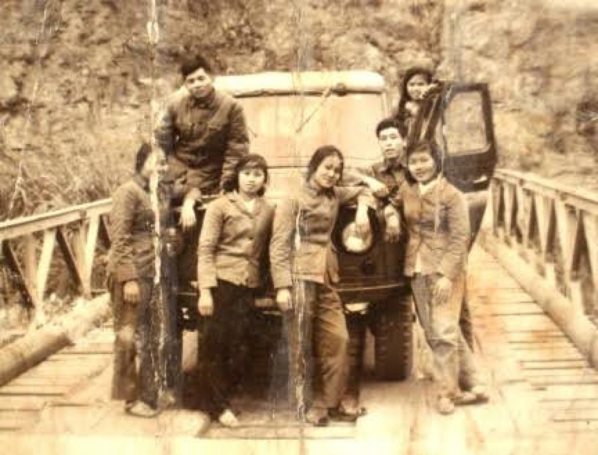 Ông Tắc (thứ 2 từ phải sang) cùng đồng đội tại cầu Rào Quán Đường 9 Khe Sanh.