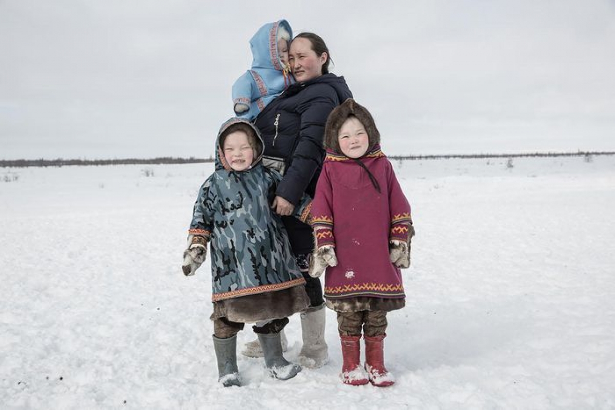 Tác phẩm ghi lại hình ảnh một gia đình người Nenets trên bán đảo Taymyr. Người dân bản địa ở vùng cực bắc nước Nga vẫn duy trì lối sống truyền thống, lang thang trên những vùng đất rộng lớn cùng bầy tuần lộc. Nhiều gia đình có căn hộ trong khu định cư vẫn chọn cuộc sống du mục vì yêu sự tự do