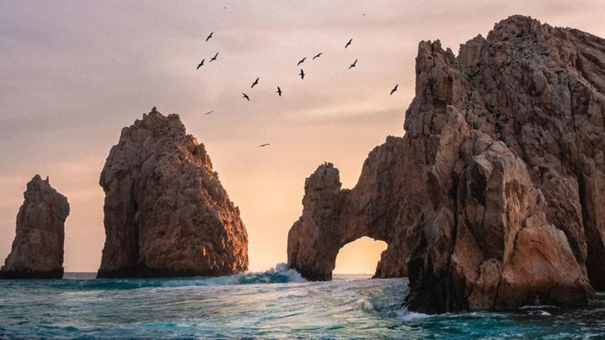 Cabo San Lucas (Mexico) có những phong cảnh ven biển tuyệt đẹp, đồng thời cách xa các đô thị khoảng 1 giờ di chuyển. Du khách đến đây thường đi thuyền ra Thái Bình Dương ngắm cá voi lưng gù và cá heo trong môi trường sống tự nhiên. Bạn cũng có thể đạp xe leo núi, lặn với ống thở và lặn với bình dưỡng khí nếu là người yêu thích thể thao.