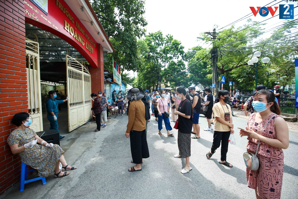 Tại điểm tiêm chủng trường THPT Hoàng Liệt, phường Hoàng Liệt (quận Hoàng Mai) rất đông người dân xếp hàng chờ được tiêm vaccine