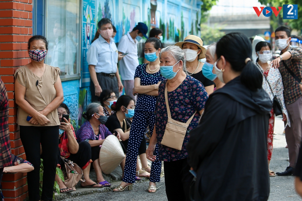 Ghi nhận của phóng viên VOV2: ngày 10/9, tại nhiều điểm tiêm chủng ở Hà Nội xảy ra tình trạng đông đúc, không đảm bảo an toàn phòng dịch
