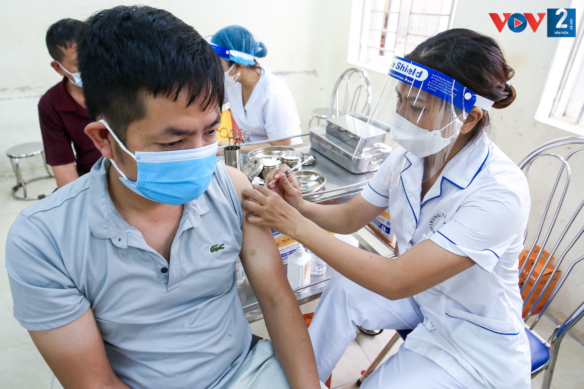 Hà Nội đang đẩy nhanh tiến độ tiêm vaccine mũi 1 cho 100% người trên 18 tuổi, nhiều nguồn lực đã được huy động