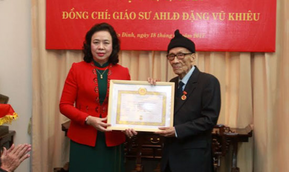 GS AHLĐ Vũ Khiêu nhận Huy hiệu 70 năm tuổi Đảng. Nguồn: Internet