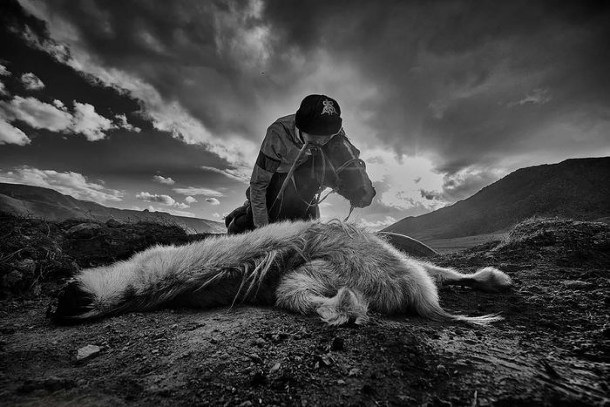 Kok Boru là môn thể thao quốc gia của Kyrgyzstan có nguồn gốc từ cuộc sống du mục, thể hiện cách người dân bảo vệ gia súc khỏi những con sói săn mồi, đồng thời mài giũa khả năng chiến đấu. Thành viên 2 đội ngồi trên lưng ngựa cố gắng giành giật con dê, sau đó phi nước đại về phía khung thành