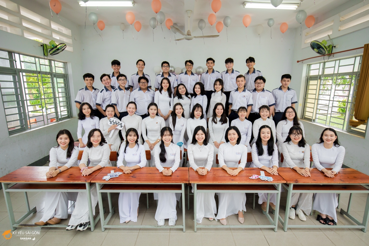 Ngoài Lê Phạm Ngọc Lâm, Lớp 12A1, trường THPT Long Thành (Đồng Nai) cũng có nhiều học sinh đạt điểm xuất sắc trong Kỳ thi tốt nghiệp THPT và tuyển sinh đại học năm 2021. 
(Trong ảnh: Lâm đứng hàng thứ 3, đứng thứ nhất từ trái qua).