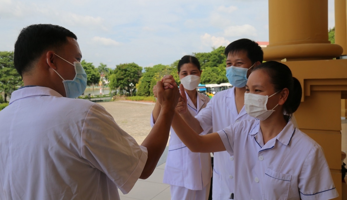 Lực lượng y tế tỉnh Vĩnh Phúc trước lúc lên đường chi viện Hà Nội.