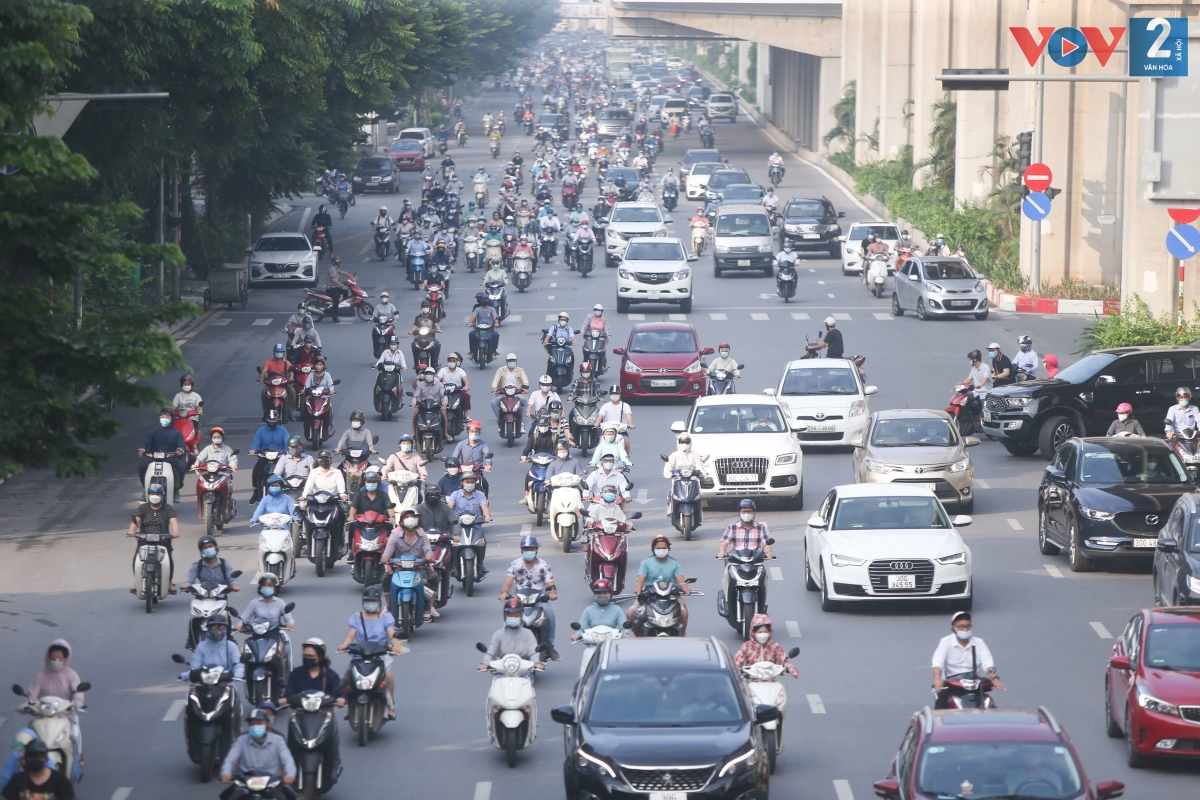Trên tuyến đường Nguyễn Xiển vào lúc 7 giờ 30, hàng dài phương tiện nhích từng chút.