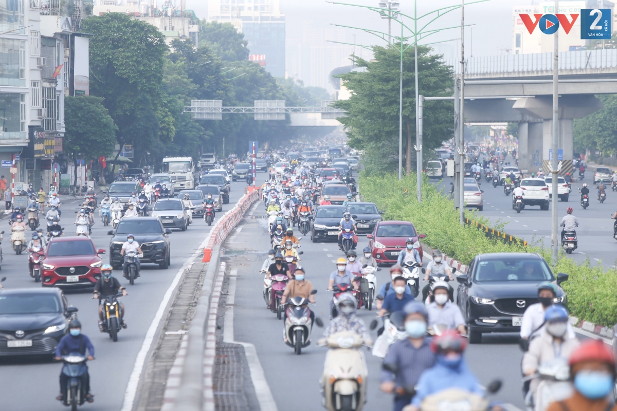 Khoảng 7 giờ 40, các phương tiện di chuyển trên tuyến đường Nguyễn Trãi đông đúc, có những thời điểm ùn ứ.
