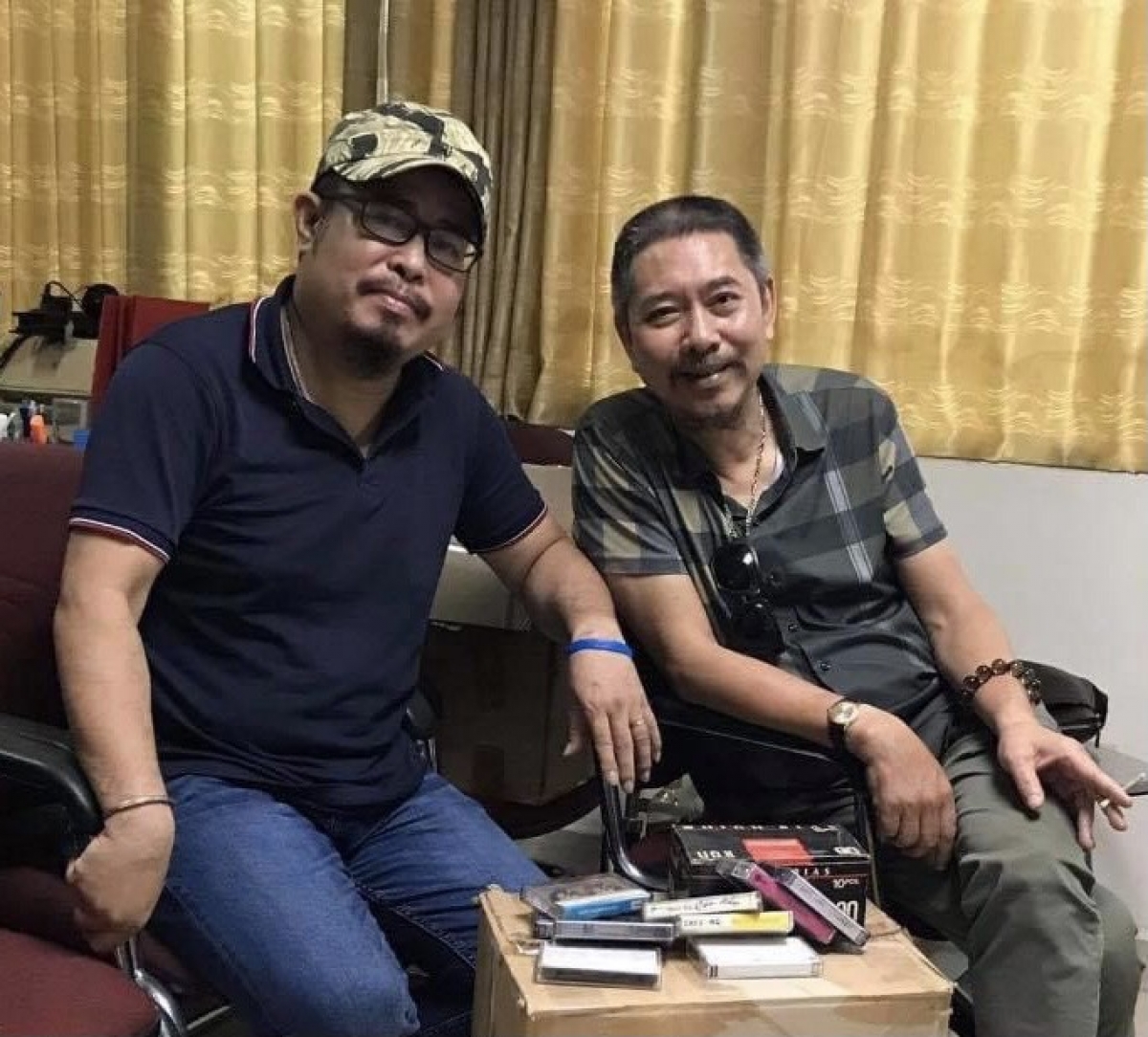 Nhạc sĩ Trần Nhật Dương (phải) cùng nhà báo Trần Nhật Minh - đồng tác giả ca khúc "Hát lên Việt Nam"