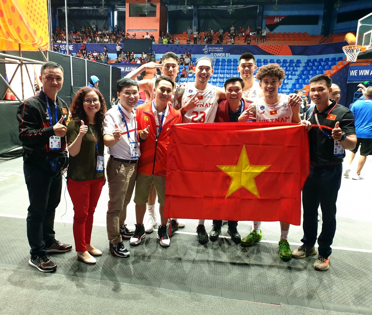 Ông Lê Hoàng Anh (thứ ba từ trái sang) cùng đội tuyển bóng rổ quốc gia tại SEA Games 30