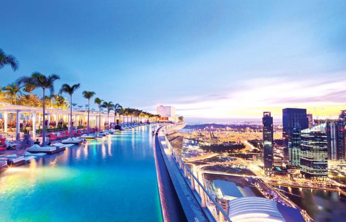 Marina Bay Sands (Singapore): Khách sạn sở hữu hồ bơi vô cực trên tầng thượng lớn nhất thế giới (chiều dài gần 150m). Từ tầng 57, bạn có thể ngắm nhìn ánh đèn lấp lánh của thành phố trong đêm. Vào ban ngày, du khách có thể tắm nắng trên những dãy ghế dài sang trọng với ly champagne trên tay. Ảnh: Marina Bay Sands.
