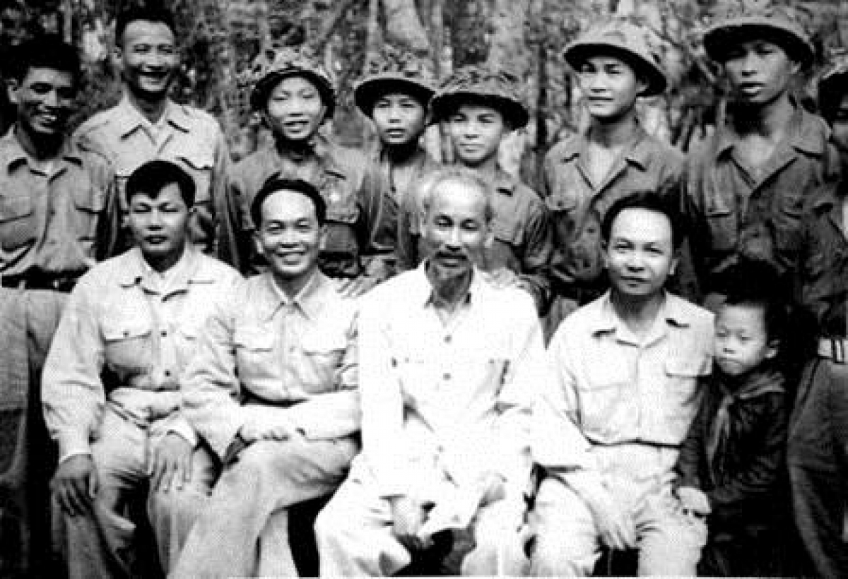 Bác Hồ và các đồng chí lãnh đạo Đảng, Nhà nước, quân đội chụp ảnh với 6 chiến sĩ Điện Biên Phủ tiêu biểu năm 1954 (cậu bé trong ảnh Hồ Sỹ Hậu)
