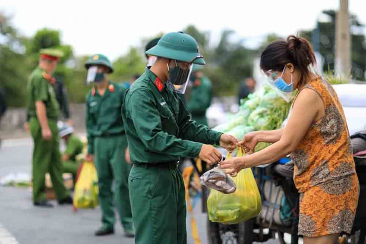 Bộ đội đi chợ giúp người dân ở TP. HCM