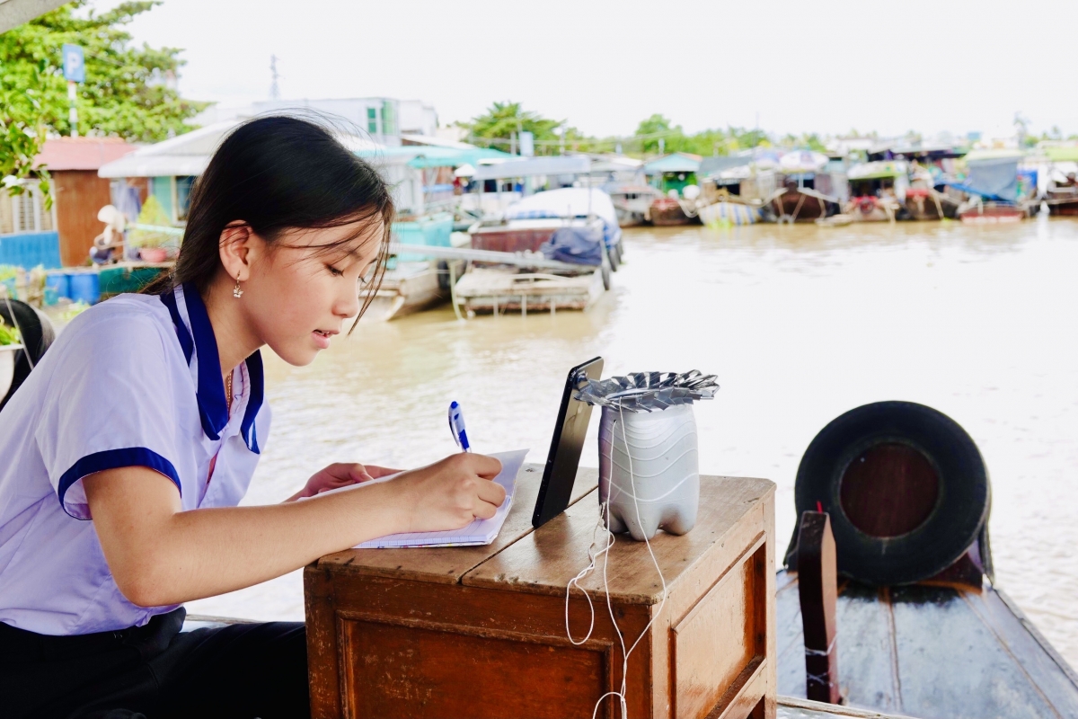 Học sinh đồng bằng sông Cửu Long học trực tuyến trong dịch Covid-19