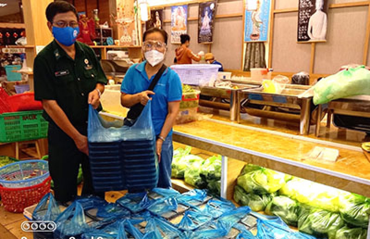 CCB Trần Văn Hùng cùng vợ tham gia đóng gói và vận chuyển suất ăn cho các hộ dân ở khu vực phong tỏa