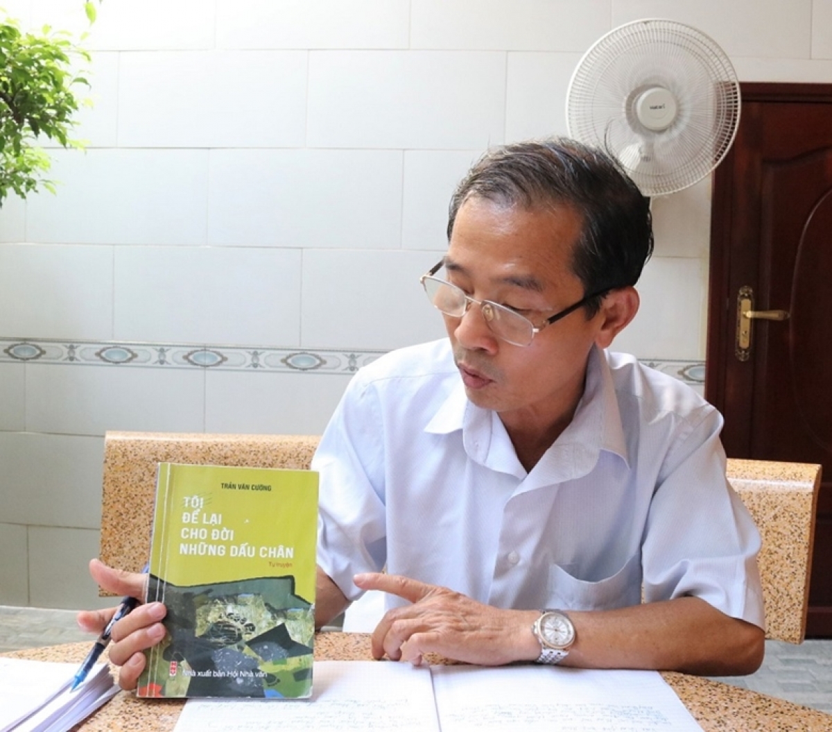Cựu chiến binh, nhà thơ Trần Văn Cường chia sẻ về cuốn tự truyện "Tôi để lại cho đời những dấu chân"