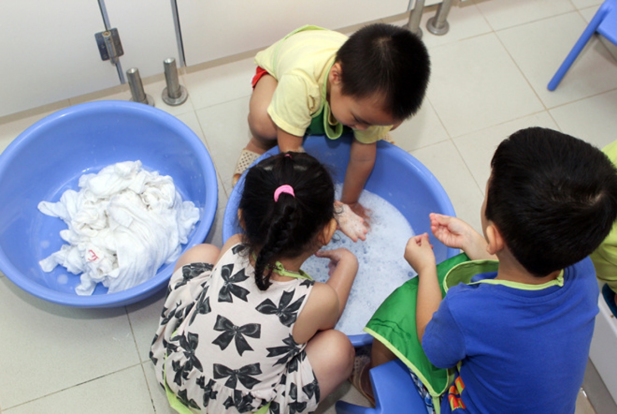 Các bé học tự giặt quần áo