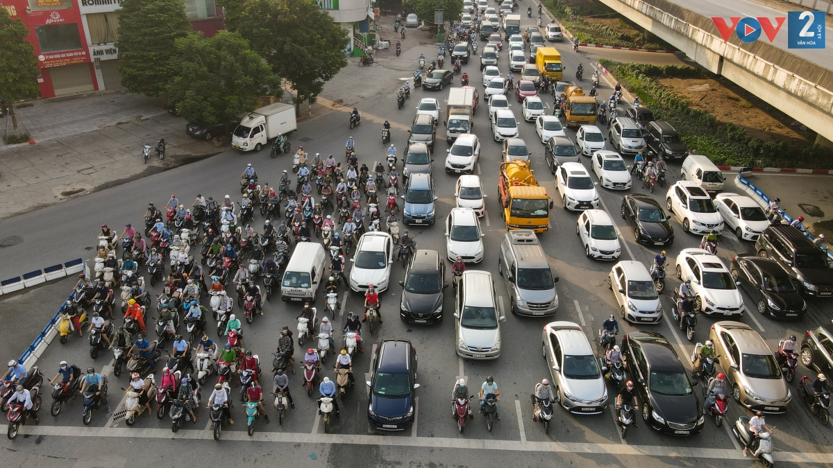 Ghi nhận của phóng viên VOV2 vào giờ cao điểm sáng 21/9, hàng loạt tuyến phố, trục đường lớn nhỏ tại trung tâm Hà Nội đông đúc người xe qua lại.
