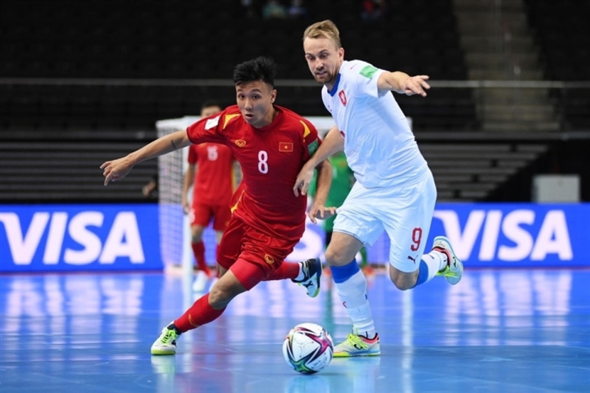 Tuyển Futsal Việt Nam (áo đỏ) xuất sắc cầm hoà đối thủ CH Séc