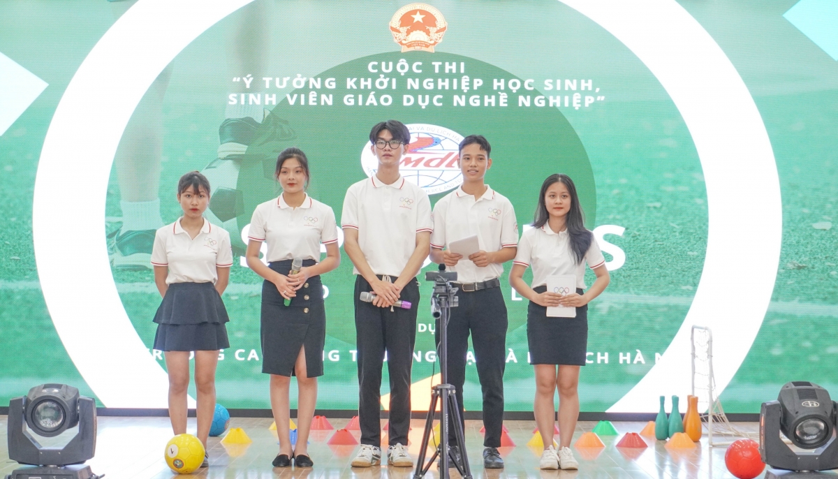 Nhóm sinh viên trường Cao đẳng thương mại và du lịch Hà Nội với dự án khởi nghiệp: Sports For all (Ảnh: Hà Quân) 