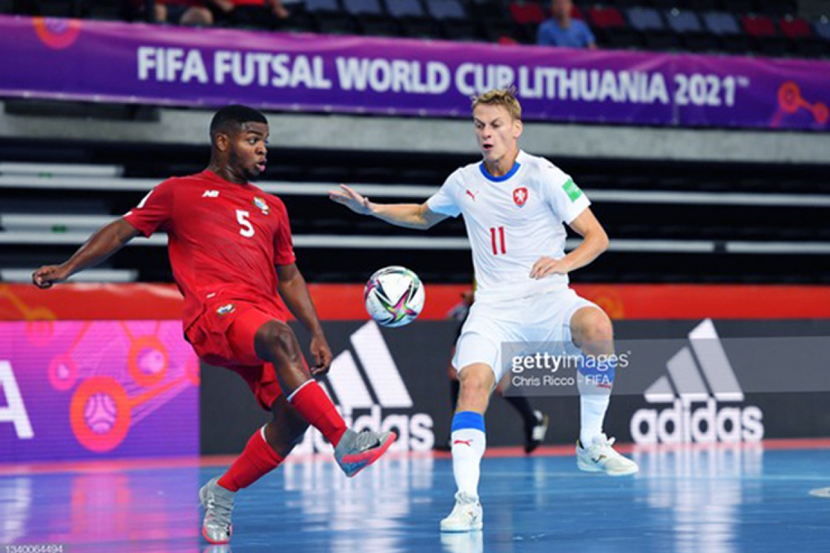 Panama áo (đỏ) thất bại 1-5 trước CH Czech ở trận ra quân bảng D futsal World Cup 2021. Ảnh: Getty.