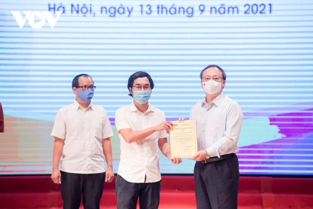 Phóng viên Nguyễn Hoài Lam đại diện nhóm tác giả của Báo Điện tử VOV ​​​​​​nhận giải A