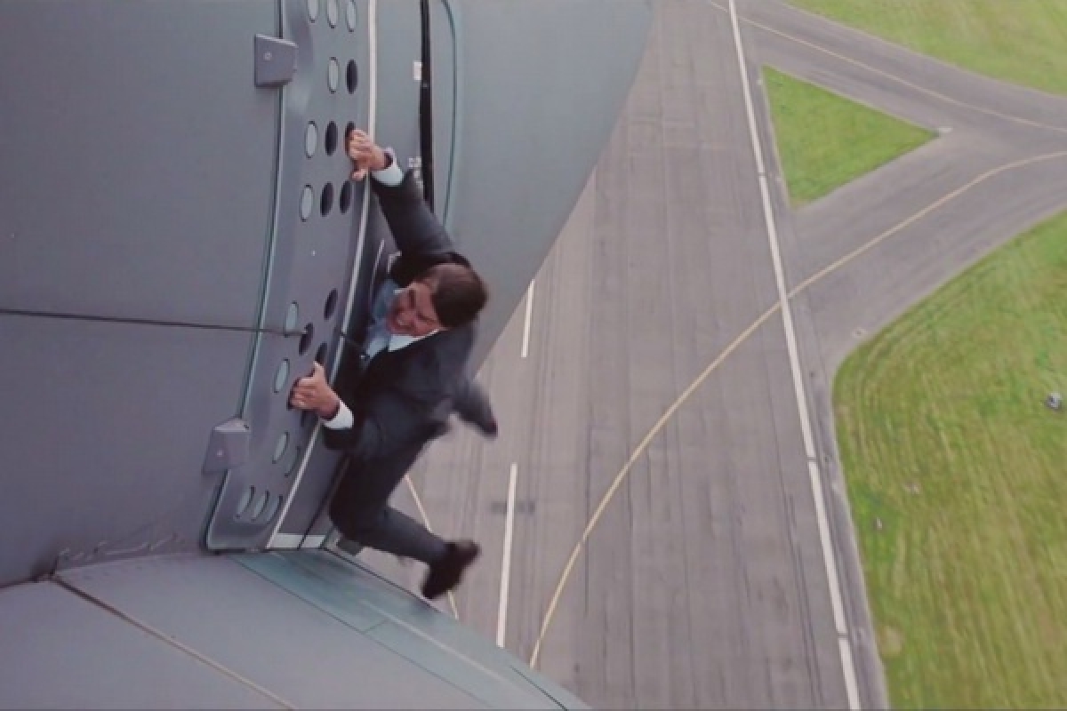 Tom Cruise tự mình đóng cảnh đu trên máy bay ở độ cao 1.500 mét
