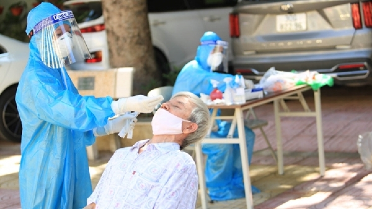 Người dân quận Long Biên lấy mẫu xét nghiệm sàng lọc