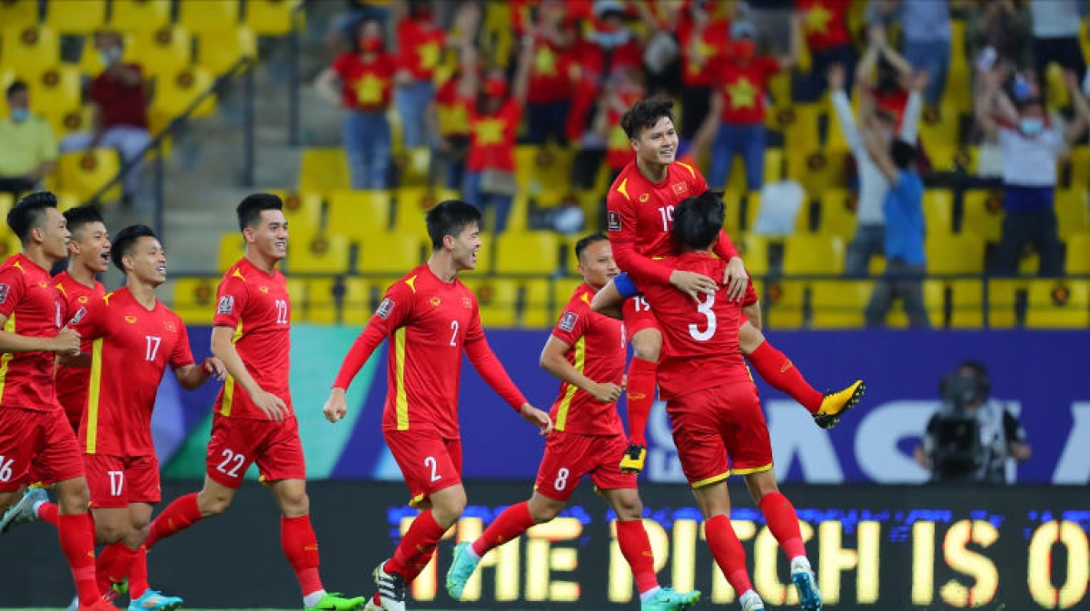 Các cầu thủ Việt Nam ăn mừng sau bàn mở tỷ số của Quang Hải (AFC)