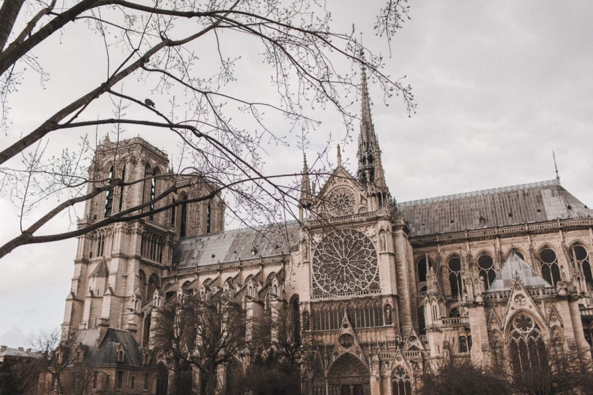Nhà thờ Đức Bà Paris - biểu tượng của Pháp đã đi vào nhiều tác phẩm thi ca nổi tiếng như cuốn tiểu thuyết "Nhà thờ Đức Bà Paris" của văn hào Victor Hugo. Sau này cũng đã được chuyển thể thành phim điện ảnh và nhạc kịch.