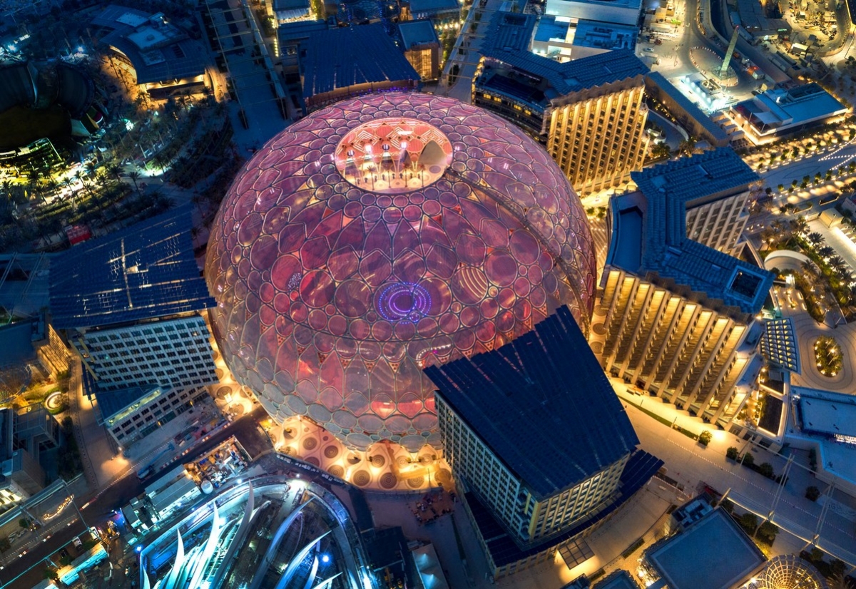 Quảng trường Al Wasl, một trong những quảng trường mái vòm lớn nhất thế giới là tâm điểm của khu tổ hợp EXPO 2020 Dubai. Ảnh: Cục Hợp tác Quốc tế, Bộ VHTT&amp;DL