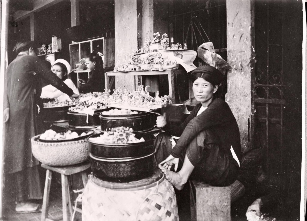 Một người phụ nữ bán mâm hoa bằng bột theo phong cách Đồng Xuân vào dịp Tết Trung Thu. Ảnh do Madeleine Colani chụp vào năm 1925-1935 tại Hà Nội. Tư liệu của Viện Viễn Đông Bác Cổ.