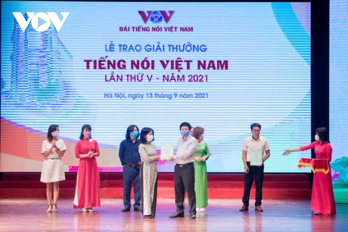Phó Tổng Giám đốc VOV Vũ Hải Quang trao giải Khuyến khích cho các tác giả