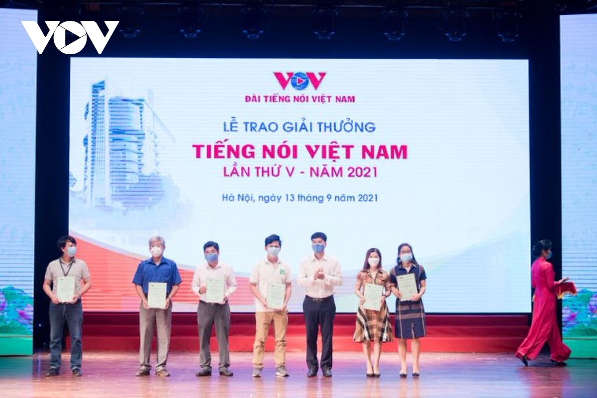 Phó Tổng Giám đốc VOV Ngô Minh Hiển trao giải C cho các tác giả