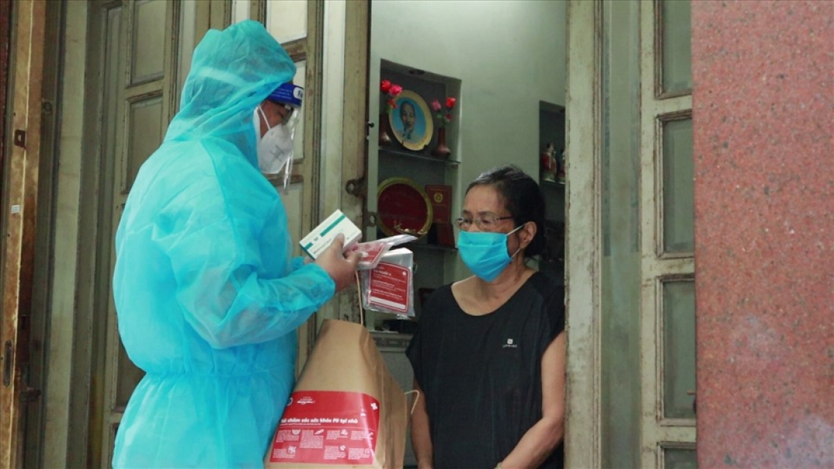 Nhân viên y tế TP Hồ Chí Minh phát thuốc cho F0 điều trị tại nhà 
