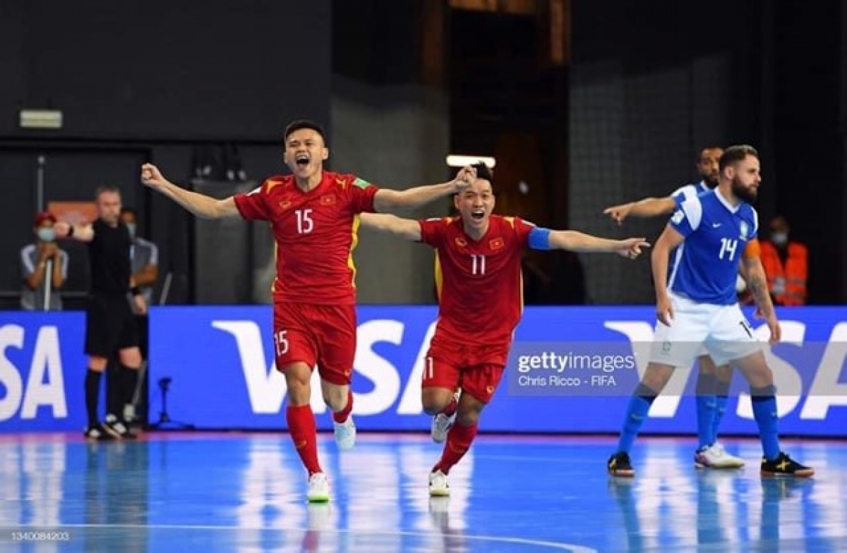 Các tuyển thủ futsal Việt Nam vui mừng khi ghi bàn vào lưới đội bóng Brazil.