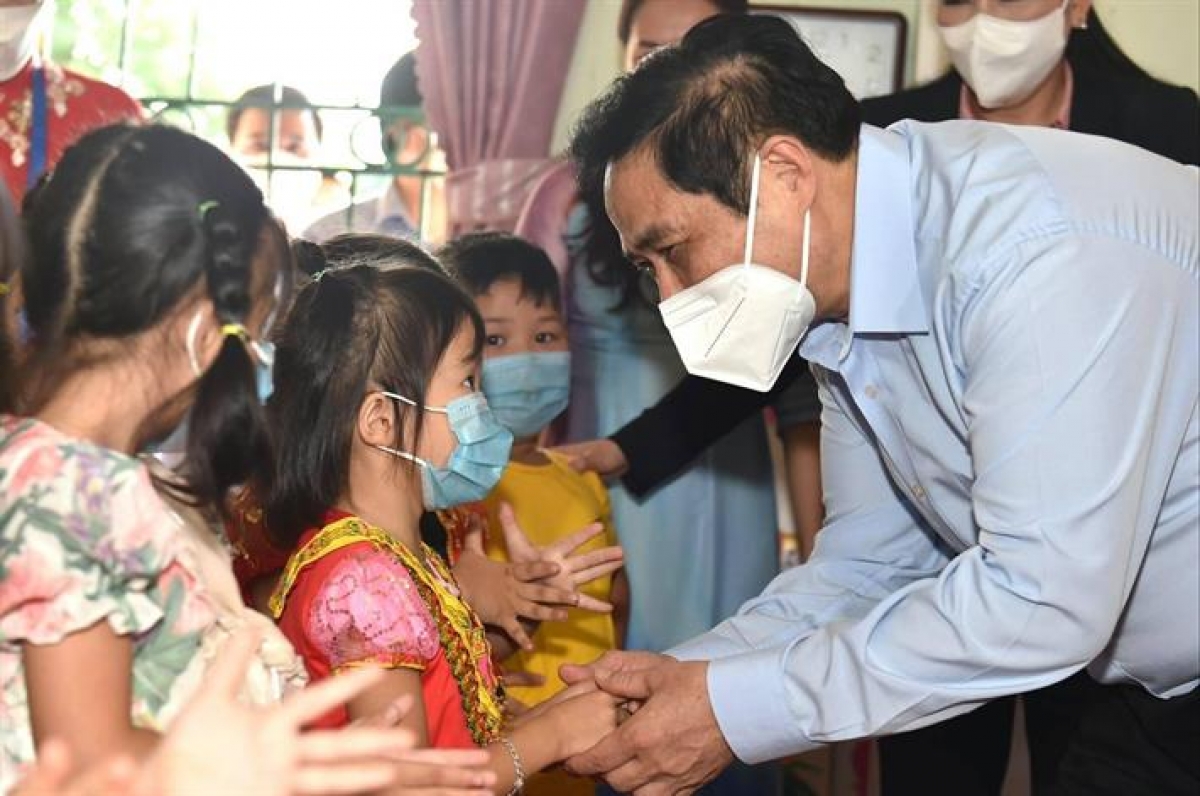 Thủ tướng Phạm Minh Chính thăm các cháu Trường mầm non Bình Yên (Nguồn: Bộ GD-ĐT)